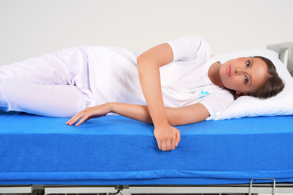 Tutunma barları ile yatağa geçiş ve yatakta hareket imkanı sağlayan kişiye özel engelli yatağı