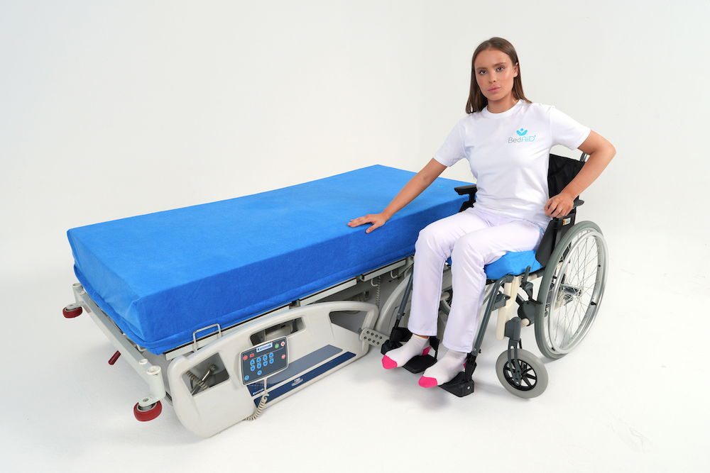 Tekerlekli sandalye kullanımı ile engelli yatağına geçiş