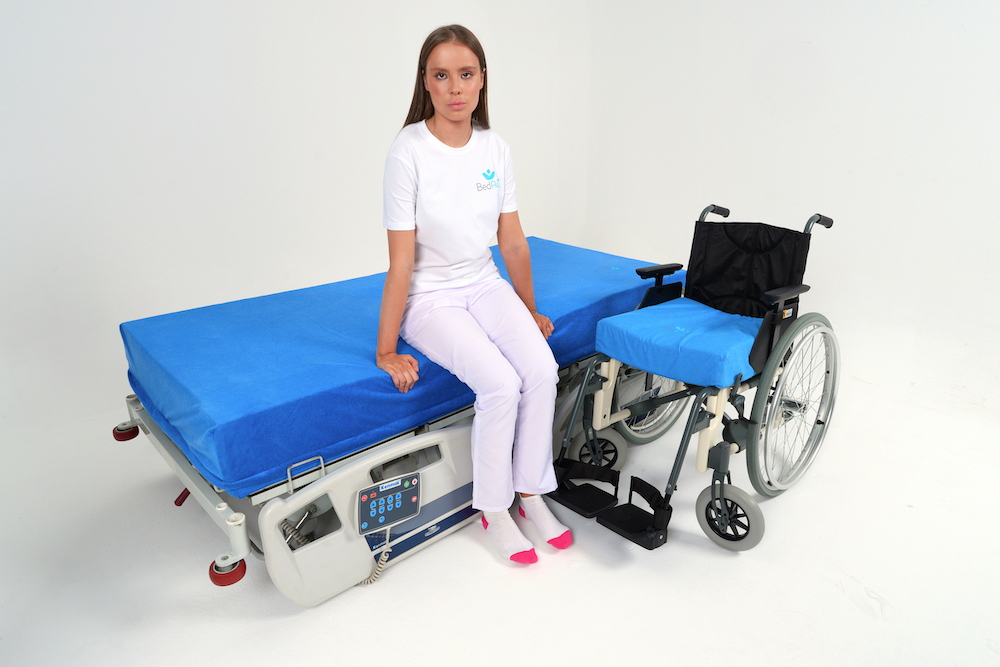 Engelli yatağına özel yan barlar sayesinde tekerlekli sandalye kullanımı ile dengeli geçiş